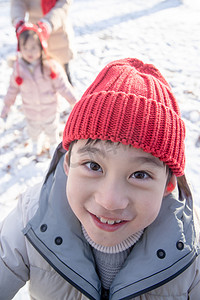 小男孩在雪地里玩耍