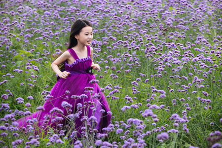 快乐的小女孩在花海里奔跑