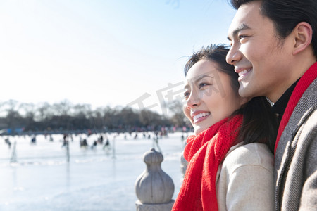 冻结金额摄影照片_相拥的浪漫夫妻