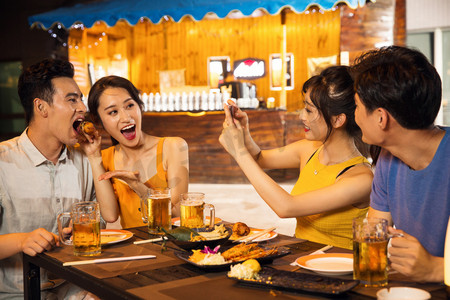 吃货手机海报摄影照片_青年人在酒吧喝酒