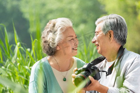 老年夫妇在公园里拍照