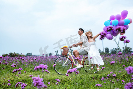 浪漫夫妇在花海里骑车