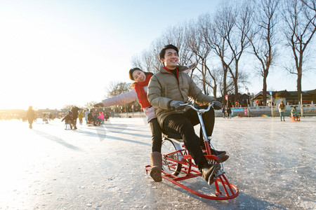 浪漫夫妻在溜冰场