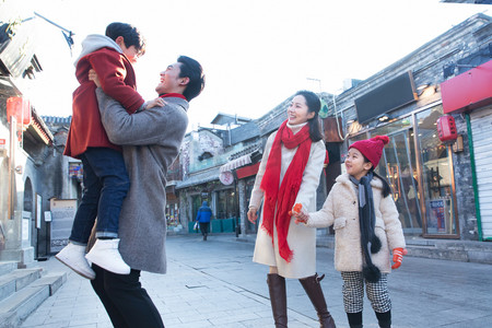 老北京胡同摄影照片_幸福的一家人逛街旅行