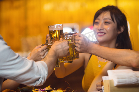 酒吧酒杯摄影照片_青年人在酒吧喝酒