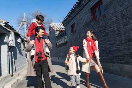 老北京糖葫芦摄影照片_青年夫妇带着孩子逛街购物