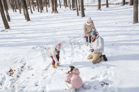 雪地里打雪仗的一家人