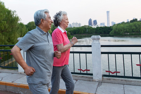 城市步行摄影照片_老年夫妇在户外跑步