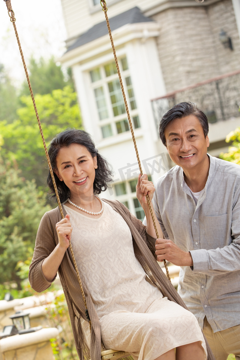 老年夫妇荡秋千高清摄影大图 千库网