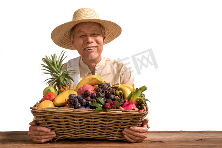 老农民出示自家水果