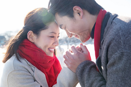 青年夫妻摄影照片_相拥的浪漫夫妻