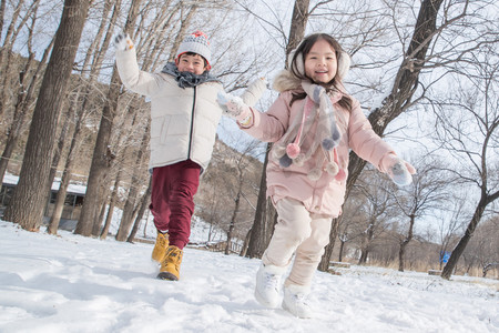 两个小朋友在雪地里玩耍