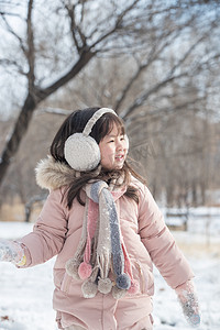 快乐的小女孩在雪地里玩耍