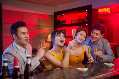 喝酒聚会摄影照片_青年人在酒吧喝酒欢呼