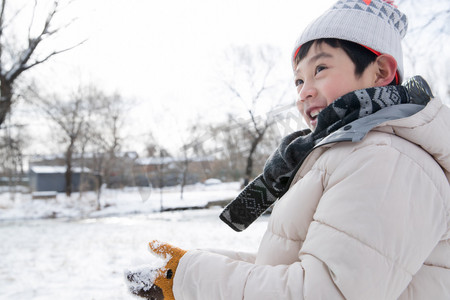 快乐的小男孩在雪地里玩耍
