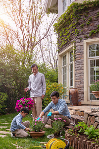 草地里的人摄影照片_祖孙三代在院子里种花