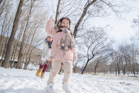 两个小朋友在雪地里玩耍