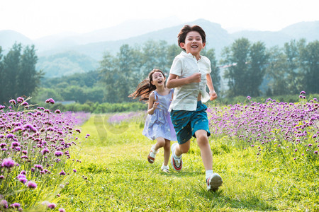 快乐儿童在花海里奔跑