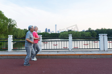 跑步彩色摄影照片_老年夫妇在户外跑步