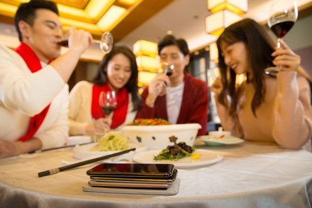 美食摄影照片_青年人在餐厅聚餐