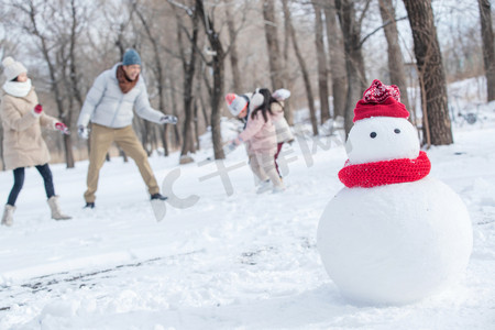 雪地雪景摄影照片_雪地里的一家人和雪人