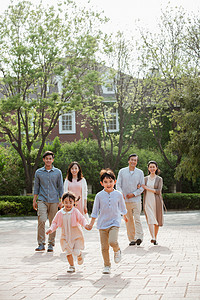 安全步行摄影照片_快乐家庭在小区里散步