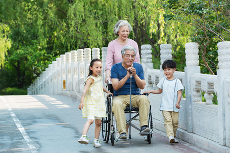 欢乐家庭在公园里