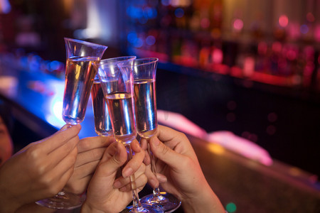 酒杯振作起来快乐的老哥俩喝酒聊天幸福父子吃年夜饭喝酒青年朋友在