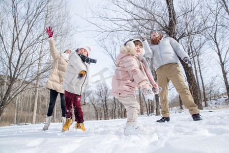 雪地里打雪仗的快乐家庭