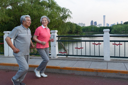家庭运动摄影照片_老年夫妇在户外跑步