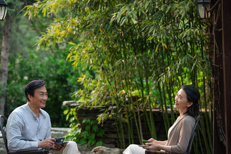 院子图片摄影照片_老年夫妇坐在院子里喝茶