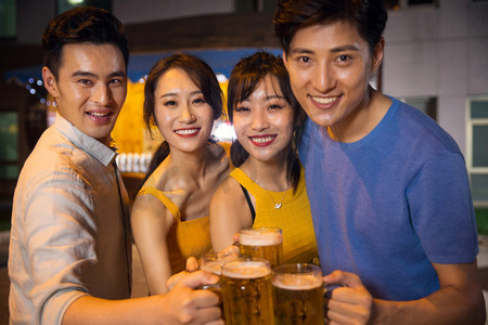 喝酒聚会摄影照片_青年人在酒吧喝酒欢呼