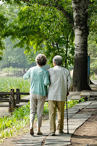 后背油腻摄影照片_老年夫妇在公园里散步