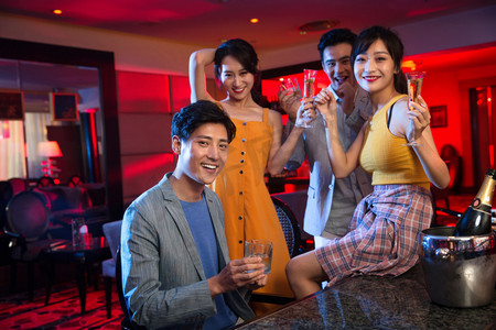 喝酒聚会摄影照片_青年人在酒吧喝酒