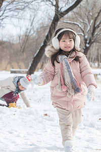 两个小朋友在雪地里玩耍