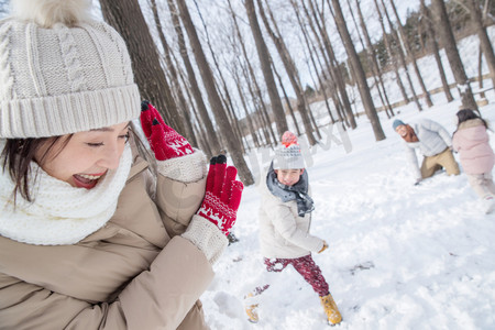 雪地里打雪仗的快乐家庭