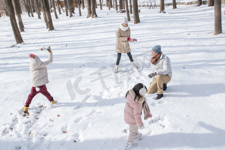 雪地里打雪仗的快乐家庭