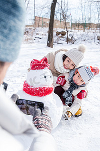 欢乐家庭在雪地里照相