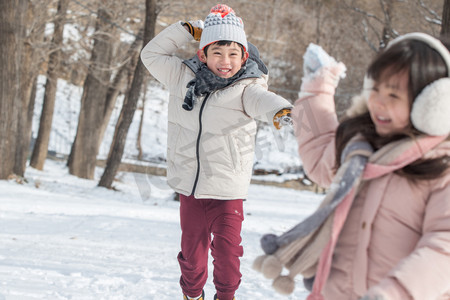 两个小朋友在雪地里玩耍