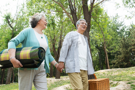 老年夫妇微笑摄影照片_老年夫妇在公园里