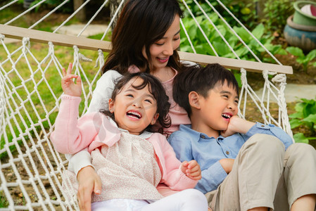 中国孩子摄影照片_母亲和孩子在院子里玩耍