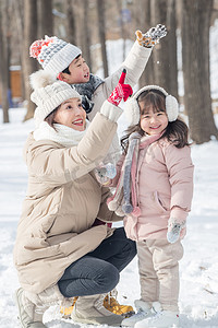 年轻妈妈和孩子们在雪地里玩耍