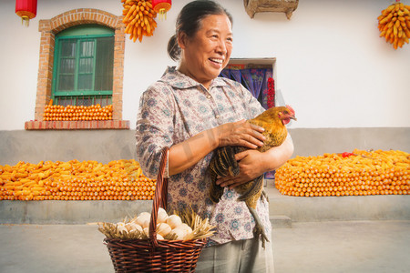 农村别院摄影照片_农民拿着鸡和鸡蛋
