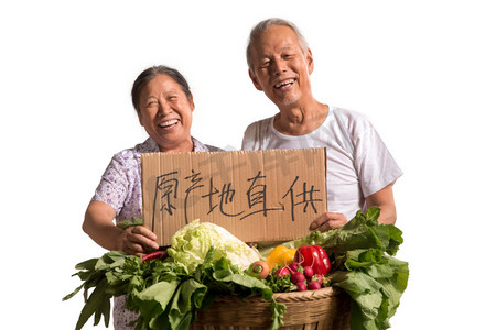 农民夫妇摄影照片_农民夫妇出示自家蔬菜