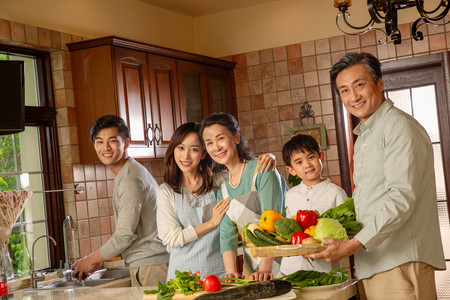 五个人摄影照片_快乐家庭在厨房里做饭