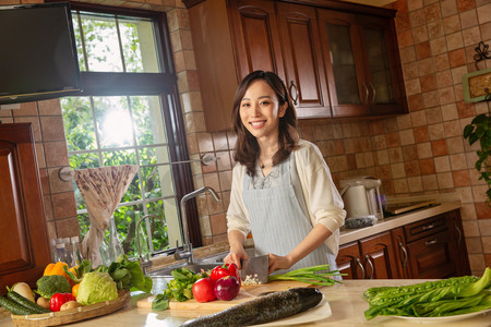 青年女人在厨房里做饭