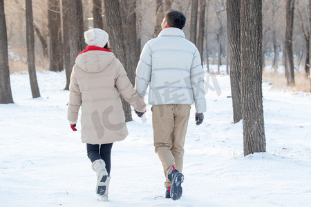 雪地上散步的青年夫妇