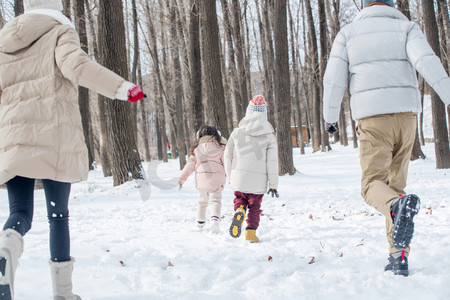 欢乐家庭在雪地里奔跑