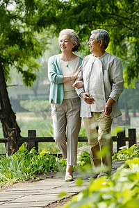 石板小路摄影照片_老年夫妇在公园里散步
