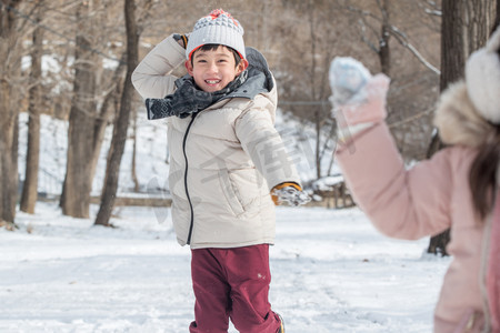 雪地雪景摄影照片_两个小朋友在雪地里玩耍